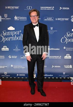 Dresda, Germania. 23 febbraio 2024. Jan Vogler, violoncellista, al 16° Dresden Semper Opera Ball nel Semperoper. Crediti: Sebastian Kahnert/dpa/Alamy Live News Foto Stock