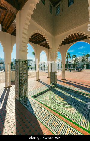 Place Feddan, conosciuta anche come Place Mechouar a Tetouan, è circondata da case dipinte di bianco Foto Stock