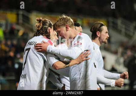 Kiel, Germania. 23 febbraio 2024. Calcio: Bundesliga 2, Holstein Kiel - FC St. Pauli, Matchday 23, Holstein Stadium. St I giocatori di Pauli tifanno il tifo dopo il gol per 4:1. Credito: Frank Molter/dpa - NOTA IMPORTANTE: in conformità con i regolamenti della DFL German Football League e della DFB German Football Association, è vietato utilizzare o far utilizzare fotografie scattate nello stadio e/o della partita sotto forma di immagini sequenziali e/o serie di foto video./dpa/Alamy Live News Foto Stock