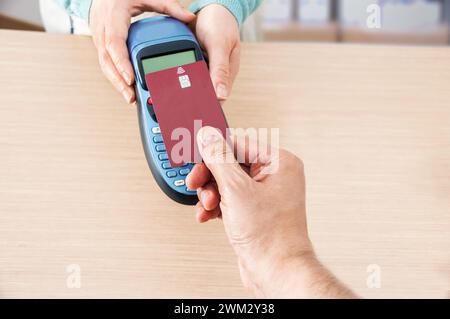 Immagine ritagliata di un cliente irriconoscibile che effettua il pagamento in un negozio Foto Stock