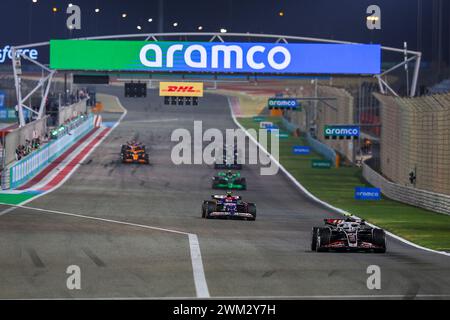 Sakhir, Bahrein. 22 febbraio 2024. 27 HULKENBERG Nico (Ger), Haas F1 Team VF-24 Ferrari, 22 TSUNODA Yuki (jap), Visa Cash App RB F1 Team VCARB 01, e 24 ZHOU Guanyu (chi), puntata F1 Team Kick Sauber C44, azione durante i test pre-stagionali di Formula 1 Aramco 2024 del Campionato del mondo di Formula 1 FIA 2024 dal 21 al 23 febbraio 2024 sul circuito Internazionale del Bahrain, a Sakhir, Bahrain - foto Eric Alonso/DPPI F1 test pre-stagionali in Bahrain sul circuito Internazionale del Bahrain il 22 febbraio 2024 a Sakhir, Bahrein. (Foto di HOCH ZWEI) credito: dpa/Alamy Live News Foto Stock