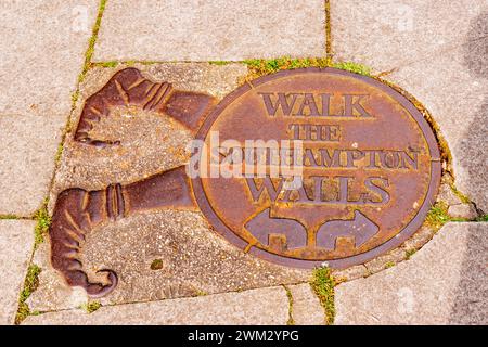 Cammina il cartello delle pareti a terra. Southampton, Hampshire, Inghilterra, Regno Unito, Regno Unito, Europa Foto Stock