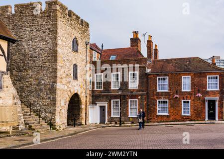 Westgate nelle mura della città vecchia, vista dall'interno. Southampton, Hampshire, Inghilterra, Regno Unito, Regno Unito, Europa Foto Stock