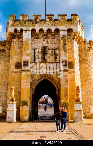 Il Bargate è guardiola medievale nel centro della città di Southampton. Lato nord. Southampton, Hampshire, Inghilterra, Regno Unito, Gran Bretagna, Europa Foto Stock