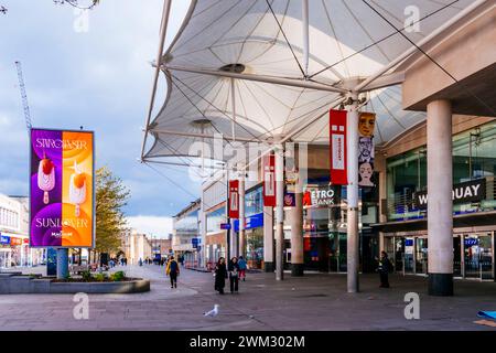 Sopra Bar Street e ingresso al centro commerciale WestQuay. Southampton, Hampshire, Inghilterra, Regno Unito, Regno Unito, Europa Foto Stock