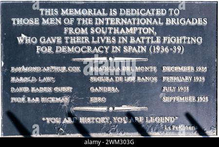 Memorial, situato in un angolo della piazza, commemora quattro uomini di Southampton che morirono combattendo nella guerra civile in Spagna, appartenenti all'Inte Foto Stock