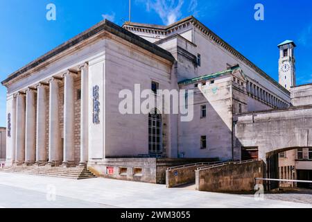 Southampton Guildhall, denominata O2 Guildhall Southampton, è una struttura polivalente che forma l'ala est del Civic Centre di Southampton, Ham Foto Stock