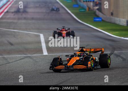 Sakhir, Bahrein. 22 febbraio 2024. 81 PIASTRI Oscar (aus), McLaren F1 Team MCL38, azione durante i test pre-stagionali di Formula 1 Aramco 2024 del Campionato del mondo di Formula 1 FIA 2024 dal 21 al 23 febbraio 2024 sul circuito Internazionale del Bahrain, a Sakhir, Bahrain - foto Eric Alonso/DPPI F1 test pre-stagione in Bahrain al Bahrain International Circuit il 22 febbraio 2024 a Sakhir, Bahrain. (Foto di HOCH ZWEI) credito: dpa/Alamy Live News Foto Stock