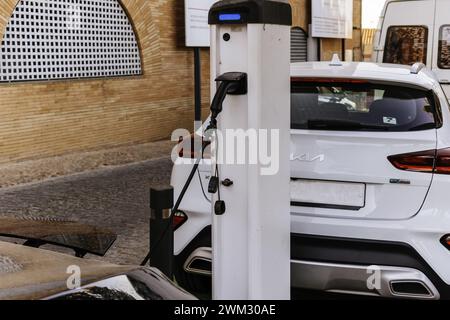 Ricarica di auto elettriche presso un caricabatterie pubblico per auto elettriche. Mérida, Badajoz, Estremadura, Spagna, Europa Foto Stock