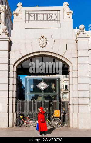 Vista posteriore. Red de San Luís Pavillion, accesso alla stazione della metropolitana. Replica del vecchio ingresso alla stazione della metropolitana progettata dall'architetto Antonio Palacios. Foto Stock