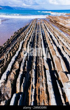 Flysch sulla spiaggia di Itzurun. Zumaya, Guipúzcoa, País Vasco, Spagna, Europa Foto Stock