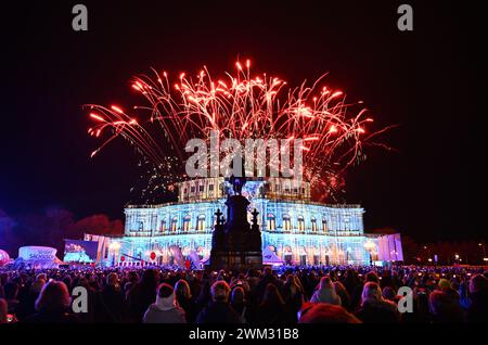 Dresda, Germania. 23 febbraio 2024. Fuochi d'artificio sul Teatro dell'Opera Semper al 16° ballo dell'Opera Semper di Dresda. Crediti: Sebastian Kahnert/dpa/Alamy Live News Foto Stock