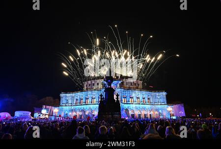 Dresda, Germania. 23 febbraio 2024. Fuochi d'artificio sul Teatro dell'Opera Semper al 16° ballo dell'Opera Semper di Dresda. Crediti: Sebastian Kahnert/dpa/Alamy Live News Foto Stock