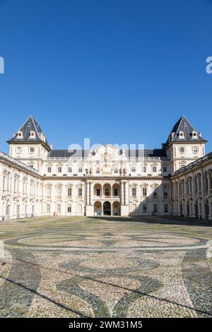 Torino, Italia - Febbraio 2023: Esterno del castello. Punto di riferimento storico con cielo blu e luce del giorno Foto Stock