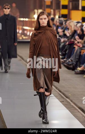 News - TOD S - FW 24-25 - SFILATA DI MODA Una modella cammina in passerella durante la sfilata Tod S alla Milano Fashion Week Womenswear Autunno/Inverno 2024-2025 il 23 febbraio 2024 a Milano. Foto: Cinzia Camela. Milano via Messina Italia Copyright: XCinziaxCamelax/xLiveMediax LPN 1247170 Foto Stock