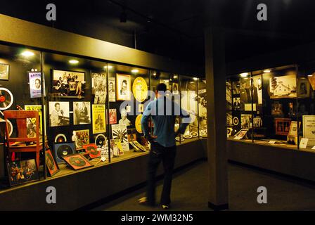 Un uomo adulto assiste alla mostra di storia della musica presso i Sun Studios di Memphis, Tennessee Foto Stock