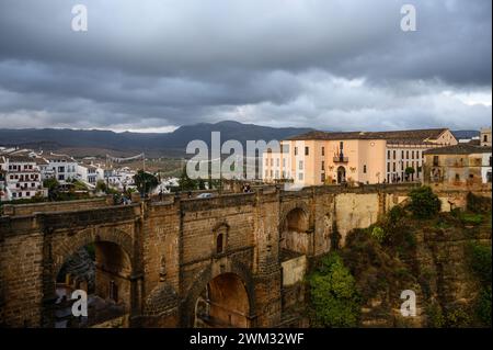 Il Puente Nuevo e la città vecchia di Ronda al tramonto, Malaga, Andalusia, Spagna. Foto Stock