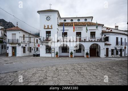 Centro storico e municipio di Grazalema al tramonto senza persone. Cadice, Spagna. Foto Stock