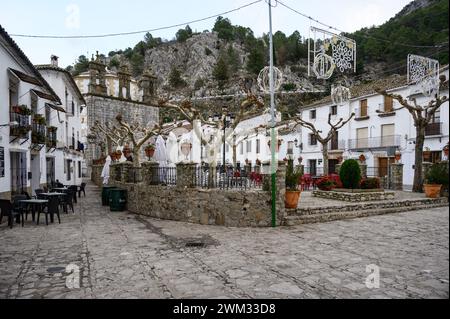 Piazza, chiesa e centro storico di Grazalema al tramonto in un giorno d'inverno poco affollato a Natale. Cadice, Spagna. Foto Stock