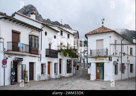 Piazza, chiesa e centro storico di Grazalema al tramonto in un giorno d'inverno poco affollato a Natale. Cadice, Spagna. Foto Stock