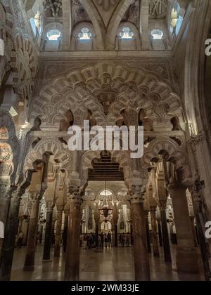 CORDOBA, SPAGNA - 11 settembre 2023 - archi nella sala di preghiera della Mezquita (Moschea), Cordova, Andalusia, Spagna al mattino con pe turistico Foto Stock