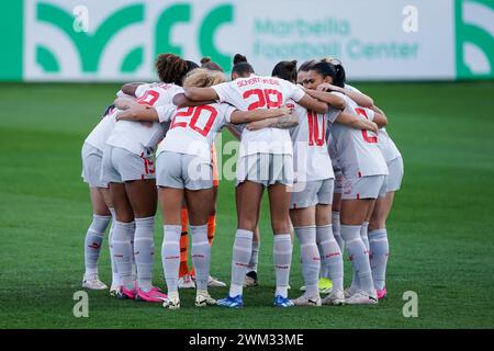 Marbella, Spagna. 23 febbraio 2024. Marbella, Spagna, 23 febbraio 2024: Teamhuddle della Svizzera prima della partita amichevole femminile internazionale di calcio tra Polonia e Svizzera al Marbella Football Center di Marbella, Spagna. (Daniela Porcelli/SPP) credito: SPP Sport Press Photo. /Alamy Live News Foto Stock