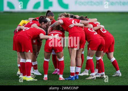 Marbella, Spagna. 23 febbraio 2024. Marbella, Spagna, 23 febbraio 2024: Teamhuddle della Polonia prima della partita amichevole di calcio femminile internazionale tra Polonia e Svizzera al Marbella Football Center di Marbella, Spagna. (Daniela Porcelli/SPP) credito: SPP Sport Press Photo. /Alamy Live News Foto Stock