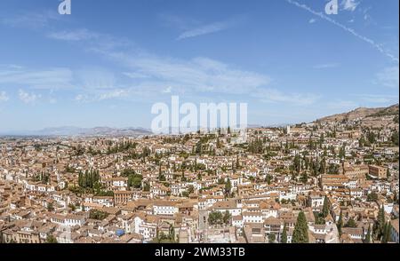 Vista panoramica ultra grandangolare del quartiere Albaicin di Granada, Andalusia, Spagna, centro storico, case bianche, vacanza turistica estiva Foto Stock