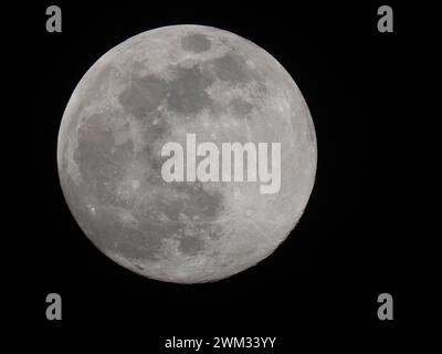 Sheerness, Kent, Regno Unito. 23 febbraio 2024. UK Weather: La Luna di neve quasi piena vista questa sera sopra Sheerness, Kent. Crediti: James Bell/Alamy Live News Foto Stock