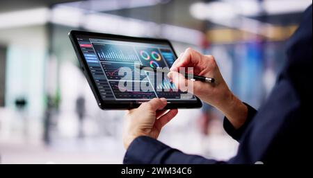 Donna d'affari che utilizza la tecnologia del dashboard KPI di Analytics Data Foto Stock