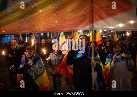 Torino, Italia. 23 febbraio 2024. Foto Marco Alpozzi/LaPresse 23 Febbraio2024 -Torino, Italia - Cronaca - raccolta per la pace a Gaza e in Ucraina nel giorno del secondo anniversario dell'invasione dell'Ucraina da parte della Russia 23 febbraio 2024 Torino, Italia - News - processione di fiaccolata per la pace a Gaza e in Ucraina nel secondo anniversario dell'invasione russa dell'Ucraina credito: LaPresse/Alamy Live News Foto Stock