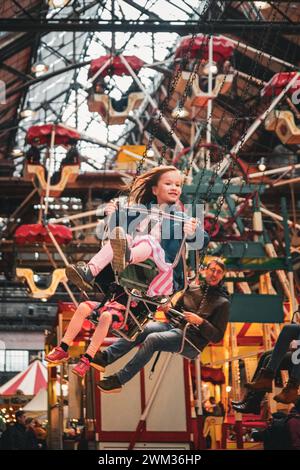 23.02.2024 Bochum, Nordrhein-Westfalen, Deutschland Europa: Kleines Mädchen auf dem Kettenkarussell, im Hintergrund das Riesenrad und Buden Achtung: für die redaktionelle Bild-Verwendung liegt ein Model Release mr und eine Einverständniserklärung der Erziehungsberechtigten vor Historischer Jahrmarkt in der Jahrmarkt in der Jahrmarkt Fahrgeschäfte, Symbolbild **** 23 02 2024 Bochum, Renania settentrionale-Vestfalia, Germania Europa ragazzina sulla giostra della catena, sullo sfondo la ruota panoramica e stalla attenzione per l'uso editoriale della foto una versione modello mr e a Foto Stock