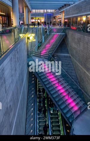 Scale mobili e scale nel centro commerciale Liverpool ONE nel centro città Foto Stock