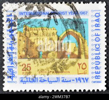 Francobollo cancellato stampato dall'Iraq, che mostra Ktesiphon (oggi Taq-i Kisra): Palazzo di sapore i, anno internazionale del turismo, circa 1967. Foto Stock