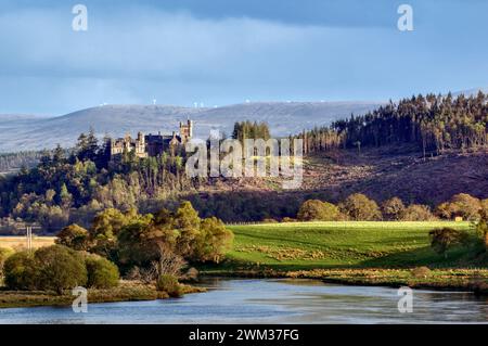 Vista sul Kyle di Sutherland, preso nei pressi di Invershin, Sutherland, Scozia, guardando verso il castello di Carbisdale preso nell'ora d'oro Foto Stock