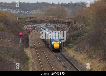 Primo treno Great Western Railway bi-mode Intercity Express ( IEP ) 800033 a Chadlington sulla linea ferroviaria Cotswolds Foto Stock