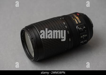 Gothenburg, Svezia - 13 novembre 2022: Obiettivo con zoom VR Nikon 70-300mm su un tavolo grigio Foto Stock