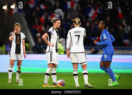 Lione, Francia. 23 febbraio 2024. Calcio: Nazionale, donne, Olimpiadi, Francia - Germania, play-off round, semifinale, Groupama Stadium. I giocatori della Germania Alexandra Popp (2° da sinistra) e Lea Schüller (2° da destra) reagiscono dopo il gol della Francia per arrivare 1:0. Crediti: Sebastian Christoph Gollnow/dpa/Alamy Live News Foto Stock