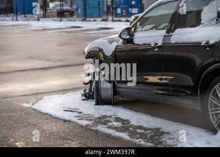 Gothenburg, Svezia - 3 dicembre 2023: Si è schiantato davanti a un SUV nero di lusso Foto Stock