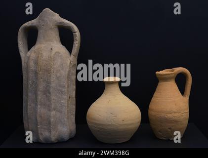 Ceramica. Da sinistra a destra: Brocca con corpo cilindrico e costolato, VIII-IX secolo, dal sito archeologico Vega Baja di Toledo; bottiglia con corpo globulare, IV-V secolo, dalla villa romana di Carranque (provincia di Toledo), brocca bitronconica, VII secolo, provenienza sconosciuta. Museo dei consigli e della cultura visigoti. Toledo, Castiglia-la Mancha, Spagna. Foto Stock