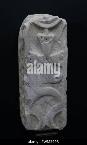 Pilaster. Decorazione a pattée incrociata con cerchi che simulano cabochon. Marmo. vii secolo. Da Toledo, Spagna. Museo dei consigli e della cultura visigoti. Toledo, Castiglia-la Mancha, Spagna. Foto Stock