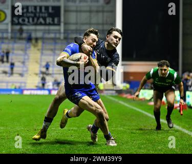 Più dramma all'inizio del secondo tempo, mentre Matty Ashton va per l'angolo, ma viene eliminato con un alto tackle da Hoy e dopo una lunga consultazione con il video arbitro viene assegnata una prova di rigore. Anche Thewlis si converte, mentre Hoy evita ulteriori sanzioni in quanto si ritiene che abbia affrontato Ashton sulla spalla prima che il braccio cavalcasse oltre il limite legale, durante la partita del secondo turno della Super League Betfred Warrington Wolves vs Hull FC all'Halliwell Jones Stadium, Warrington, Regno Unito, 23 febbraio 2024 (foto di Cody Froggatt/News Images) a Warrington, Regno Unito il 23/2/2024. (Foto Foto Stock