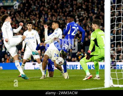 Patson Daka (centro) di Leicester City segna prima che il gol sia dismesso durante il match per il titolo Sky Bet a Elland Road, Leeds. Data foto: Venerdì 23 febbraio 2024. Foto Stock