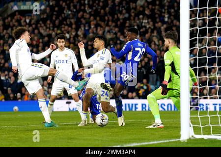 Patson Daka (centro) di Leicester City segna un gol prima di essere escluso durante la partita del campionato Sky Bet a Elland Road, Leeds. Data foto: Venerdì 23 febbraio 2024. Foto Stock