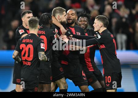 Leverkusen, Germania. 23 febbraio 2024. Calcio: Bundesliga, Bayer Leverkusen - FSV Mainz 05, Matchday 23 alla BayArena, il marcatore del Leverkusen Robert Andrich (centro) celebra il gol 2:1 con Jonathan Tah (3° da destra) e altri compagni di squadra. DFB Associazione calcistica tedesca, è vietato utilizzare o fare uso di fotografie scattate nello stadio e/o nella partita sotto forma di immagini sequenziali e/o serie di foto simili a video. Credito: Marius Becker/dpa/Alamy Live News Foto Stock