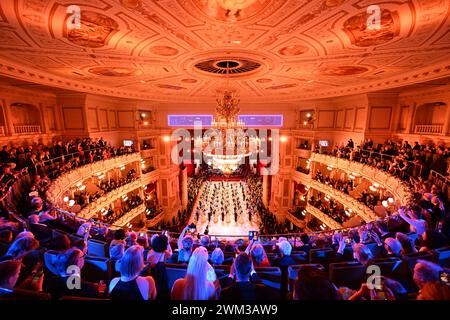 Dresda, Germania. 23 febbraio 2024. Le coppie debuttanti ballano al 16° Dresden Semper Opera Ball nel Semperoper. Crediti: Sebastian Kahnert/dpa/Alamy Live News Foto Stock