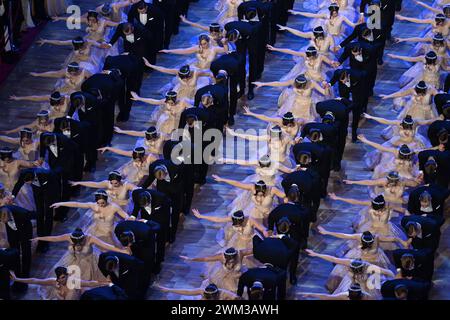 Dresda, Germania. 23 febbraio 2024. Le coppie debuttanti ballano al 16° Dresden Semper Opera Ball nel Semperoper. Crediti: Sebastian Kahnert/dpa/Alamy Live News Foto Stock