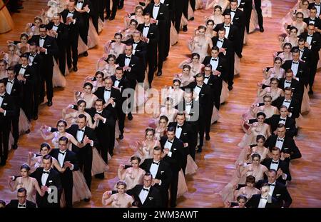 Dresda, Germania. 23 febbraio 2024. Le coppie debuttanti ballano al 16° Dresden Semper Opera Ball nel Semperoper. Crediti: Sebastian Kahnert/dpa/Alamy Live News Foto Stock