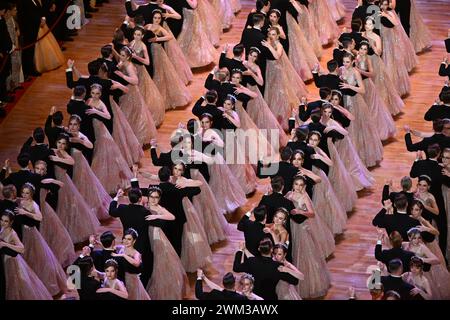 Dresda, Germania. 23 febbraio 2024. Le coppie debuttanti ballano al 16° Dresden Semper Opera Ball nel Semperoper. Crediti: Sebastian Kahnert/dpa/Alamy Live News Foto Stock