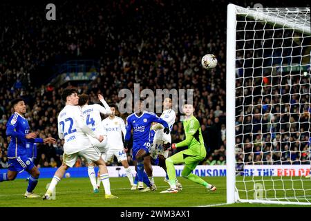 Patson Daka (centro) di Leicester City segna prima di essere escluso durante il match per il titolo Sky Bet a Elland Road, Leeds. Data foto: Venerdì 23 febbraio 2024. Foto Stock